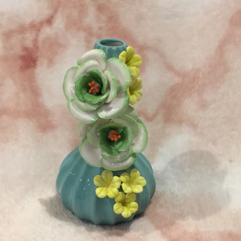 “Blooming Bright” Ceramic Bud Vase 3D ceramic Flowers NWOT 4”x6.5” Handcrafted - Picture 5 of 16